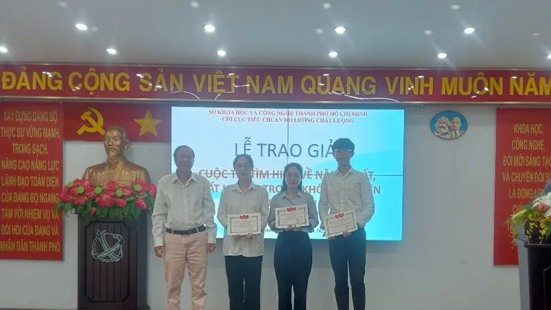 Trao giải cho 6 sinh viên xuất sắc trong cuộc thi tìm hiểu về năng suất chất lượng
