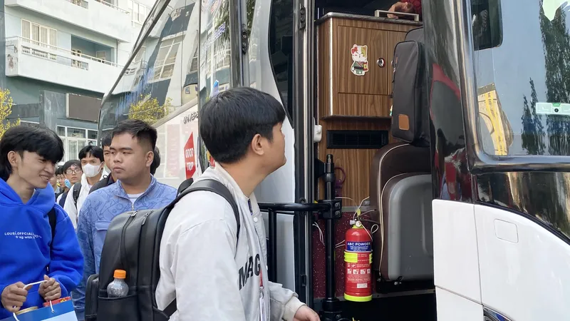 Tặng vé xe cho sinh viên và người lao động khó khăn về quê đón tết
