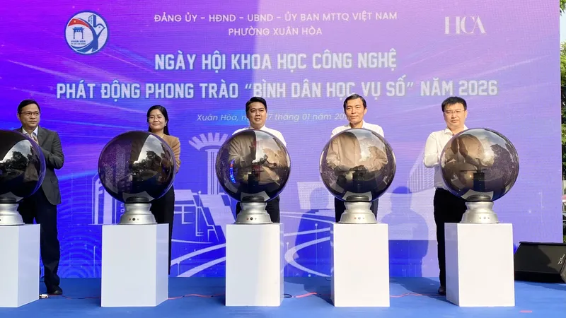 Sôi nổi ngày hội Khoa học công nghệ và Bình dân học vụ số phường Xuân Hòa
