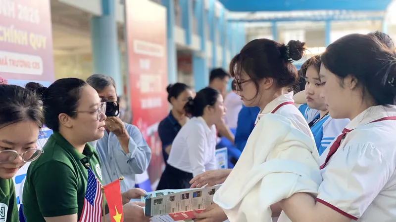 Gần 3.500 học sinh tìm hiểu, chọn nghề cho tương lai