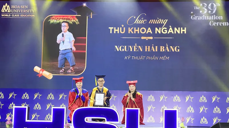 Trao bằng tốt nghiệp, vinh danh các sinh viên xuất sắc