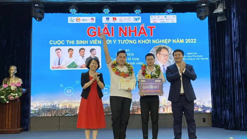 Dự án App ISINH VIEN của nhóm sinh viên Đại học Quốc gia TPHCM được vinh danh giải nhất