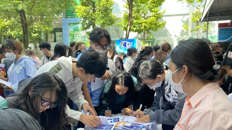 Đông đảo sinh viên đăng kí ứng tuyển việc làm tại ngày hội việc làm năm 2022