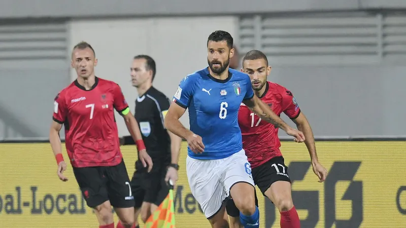 Antonio Candreva (giữa) ghi bàn thắng quyết định cho Italia. Ảnh: Getty Images.