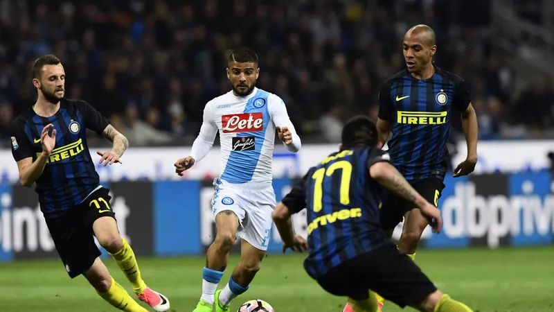 Lorenzo Insigne (Napoli) đi bóng giữa hàng thủ Inter. Ảnh Getty Images.