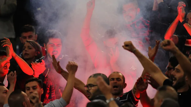 Các fan Lazio quậy phá trên khán đài. Ảnh: Getty Images.