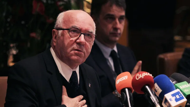 Carlo Tavecchio trong một buổi họp của FIGC. Ảnh: Getty Images.