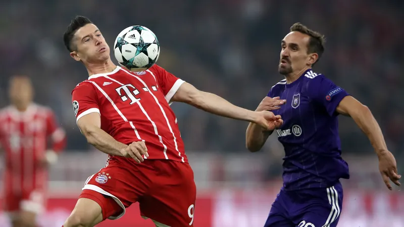 Robert Lewandowski (trái, bayern) kiểm soát bóng trước Sven Kums (Anderlecht). Ảnh: Getty Images.