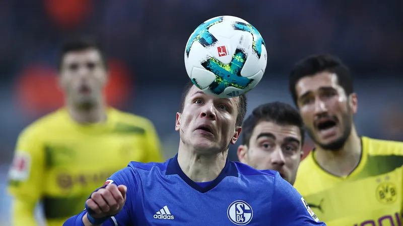 Yevhen Konopljanka (Schalke) vượt qua hàng phòng thủ chết trân của Dortmund. Ảnh: Getty Images.