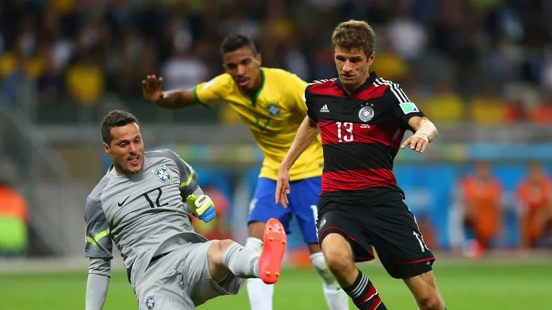 Thomas Mueller (phải, Đức) ghi bàn vào lưới Brazil ở World Cup 2014. 