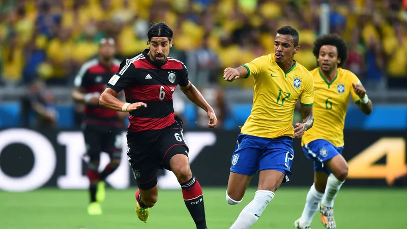 Sami Khedira (trái, Đức) cũng chưa chắc ra sân