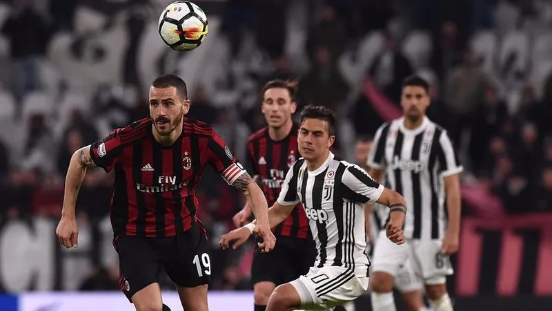  Leonardo Bonucci (trái, Milan) tranh bóng với Paulo Dybala (Juventus)