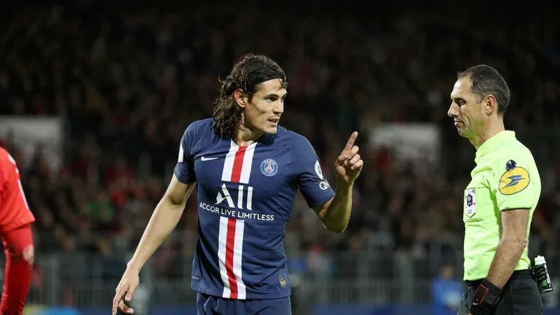 Leonardo làm khó Edinson Cavani