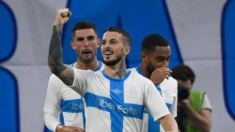 Hattrick đầu tiên của Dario Benedetto