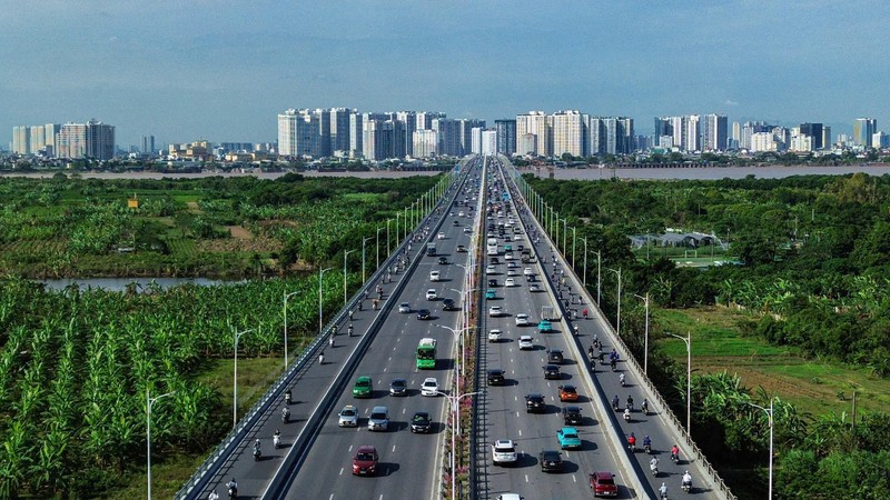 车辆在高速公路上行驶。
