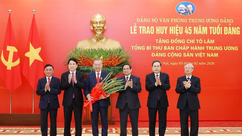 党中央总书记苏林荣获45年党龄纪念章