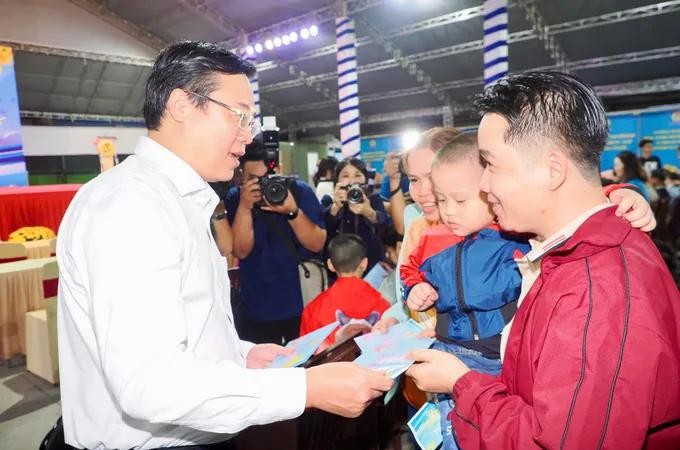 工会班车送5000多名工人返乡过年