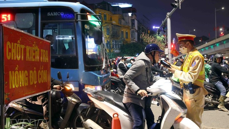 大年初一晚上越南全国逾1600起酒驾违规行为被查处