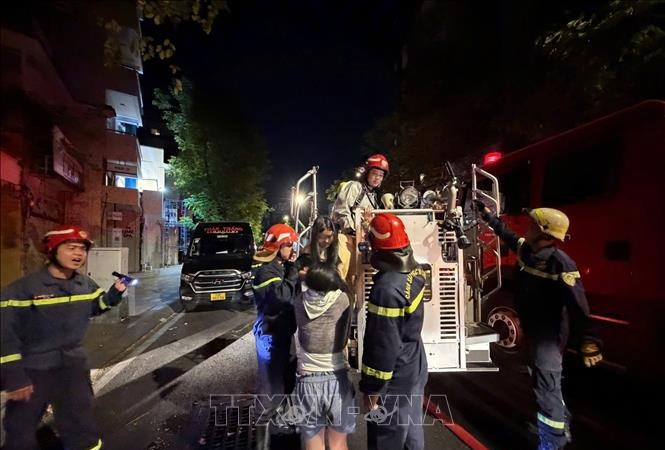 胡志明市一住宅起火 5人被困获救