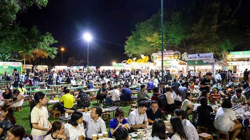 美食文化节气氛热闹非凡。