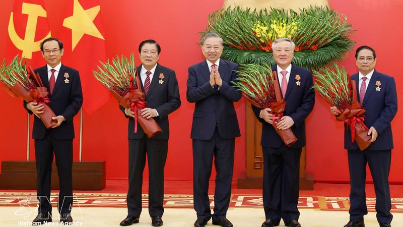 党中央总书记苏林向党和国家领导人、原领导人授予军功勋章和党龄徽章