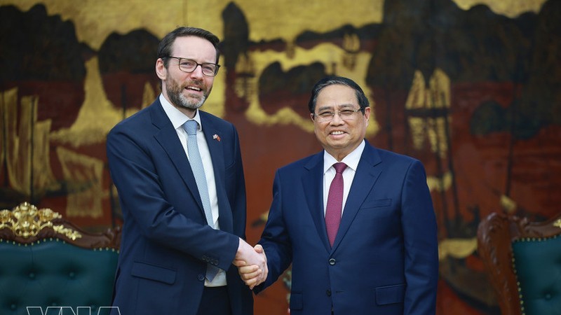 越南政府总理范明政会见英国驻越南大使伊恩·弗鲁。