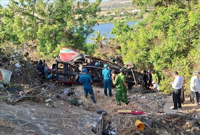 客车坠入深谷 至少4人身亡