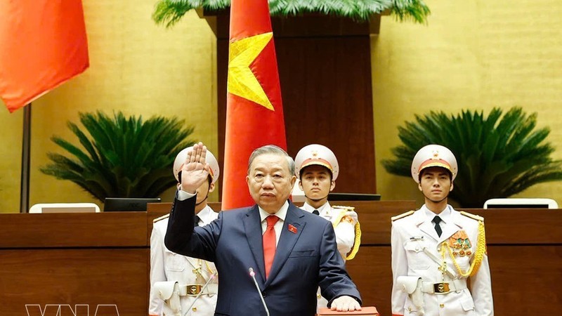 越南社会主义共和国国家主席苏林宣誓就职。