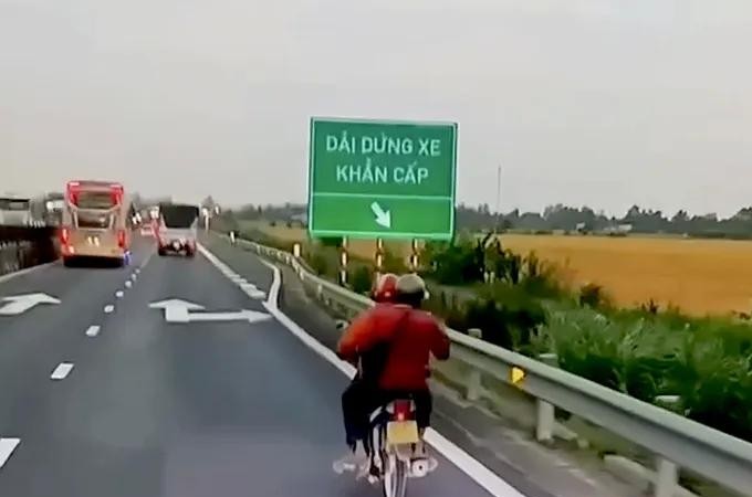 摩托车频繁驶入胡志明市-忠良-美顺-芹苴高速公路