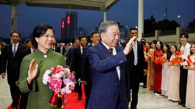  在南宁市南宁东站举行欢迎总书记、国家主席苏林及夫人仪式。