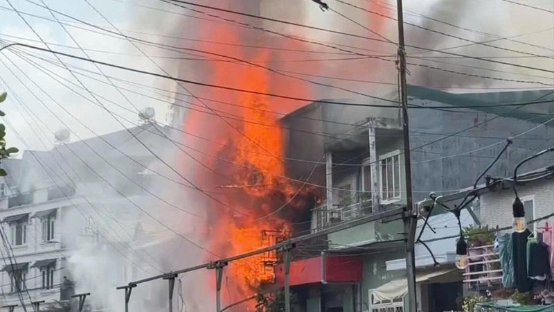 大勒人口密集区民房起火