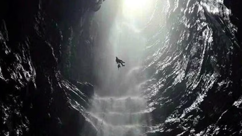 风牙-格邦洞穴内发现高达350米的罕见瀑布