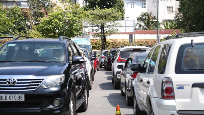 车辆在同文贡街往桔莱渡口方向排起长队。图：国雄