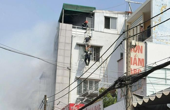 胡志明市5层民房发生火灾 3人获救