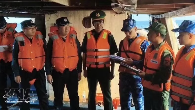 越南向中国执法部门移交2艘遇险渔船及10名渔民