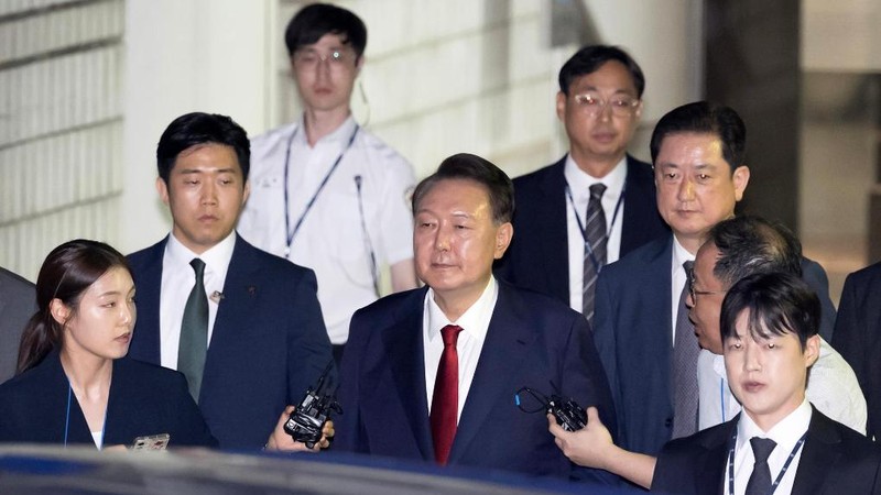 2025年7月9日晚，韩国前总统尹锡悦接受讯问后走出首尔中央地方法院。图源：新华社