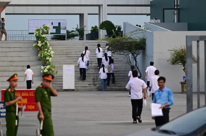 宣光高中专校逾320名考生今日上午参加语文考试