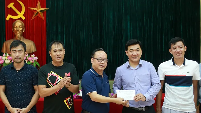 Chủ tịch Trần Gia Thái (giữa) trong buổi trao thưởng cho đội bóng bàn sau SEA Games 29. Ảnh: NGỌC HẢI