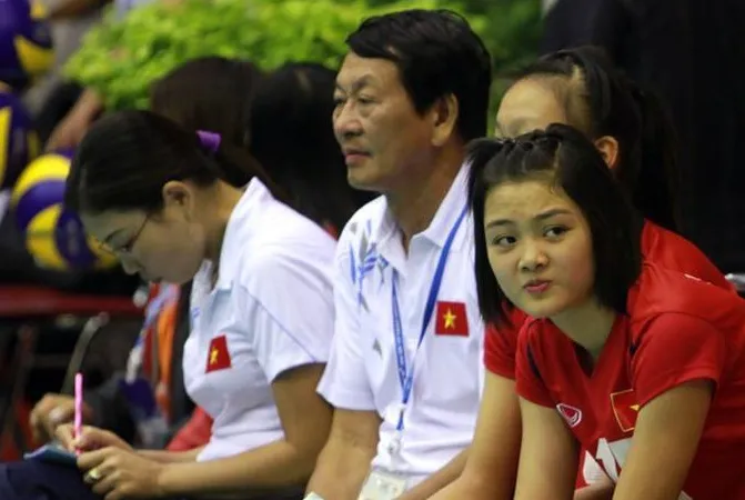HLV Trần Văn Thư (giữa) đang có trong tay nhiều cầu thủ chất lượng nên quyết tâm tìm vé dự vòng chung kết. Ảnh: THIÊN HOÀNG