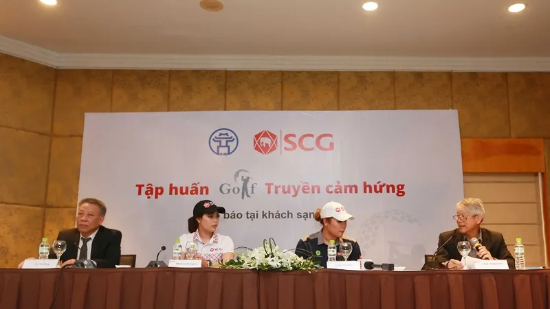 Hai golf thủ nữ người Thái Lan rất háo hức có mặt tại Hà Nội lần này. Ảnh: NGỌC HẢI