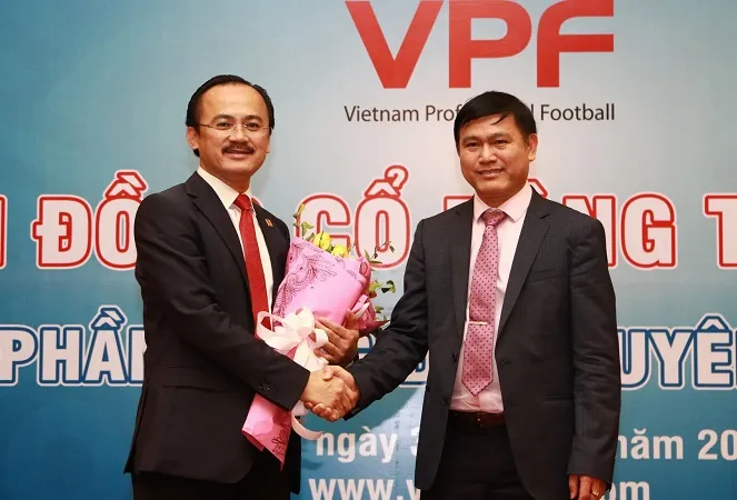 Tân chủ tịch Trần Anh Tú trao hoa tặng cựu Chủ tịch Võ Quốc Thắng. Ảnh: VPF