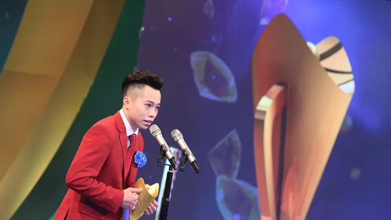 Tuyển thủ TDDC Lê Thanh Tùng lần đầu tiên là VĐV nam xuất sắc nhất của Cúp chiến thắng. Ảnh: NGỌC HẢI