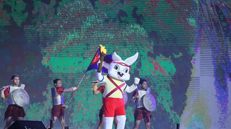 Linh vật thỏ trắng của SEA Games 32 đã chính thức được công bố tại Lễ bế mạc SEA Games 31. Ảnh: DŨNG PHƯƠNG