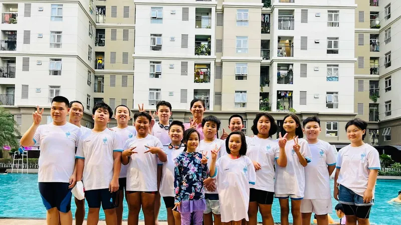 Ánh Viên và các học viên nhí tại câu lạc bộ bơi của mình. Ảnh: ÁNH VIÊN