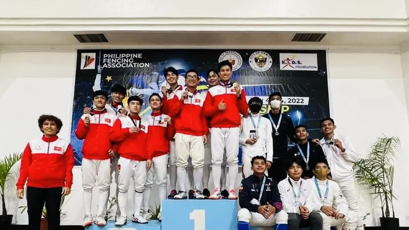 Các VĐV của đấu kiếm Việt Nam giành chiến thắng nội dung đồng đội kiếm ba cạnh nam giải Đông Nam Á 2022. Ảnh: BTC