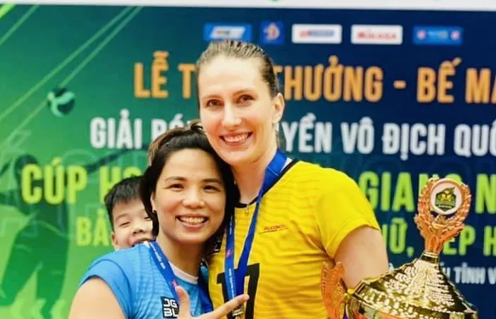 Chủ công Polina Rahimova chung vui cùng Bùi Thị Huệ sau chức vô địch của đội bóng chuyền nữ Thái Bình giải năm nay. Ảnh:B.H