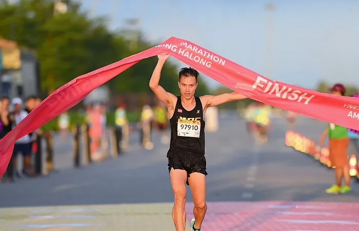 Đỗ Quốc Luật đã có cúp vô địch cự ly marathon tại giải chạy ở Hạ Long (Quảng Ninh). Ảnh: GIANG HUY