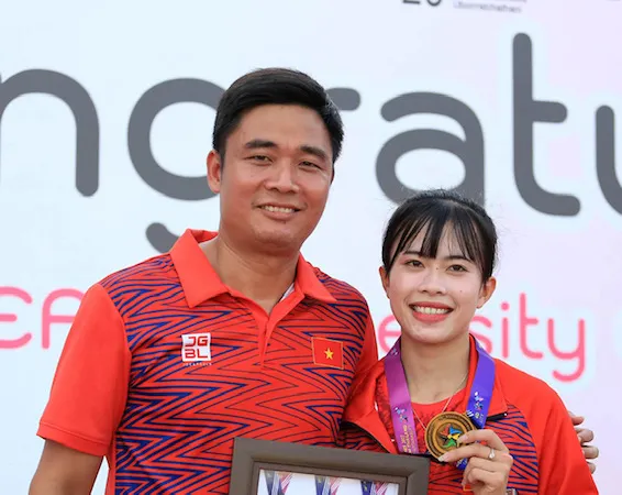 Tuyển thủ Vũ Thị Ngọc Hà đã có 2 tấm HCV tại Đại hội thể thao sinh viên Đông Nam Á 2022 và HLV trưởng đội tuyển điền kinh Việt Nam - ông Nguyễn Mạnh Hiếu cũng có mặt tại Thái Lan lúc này. Ảnh: NGỌC HÀ
