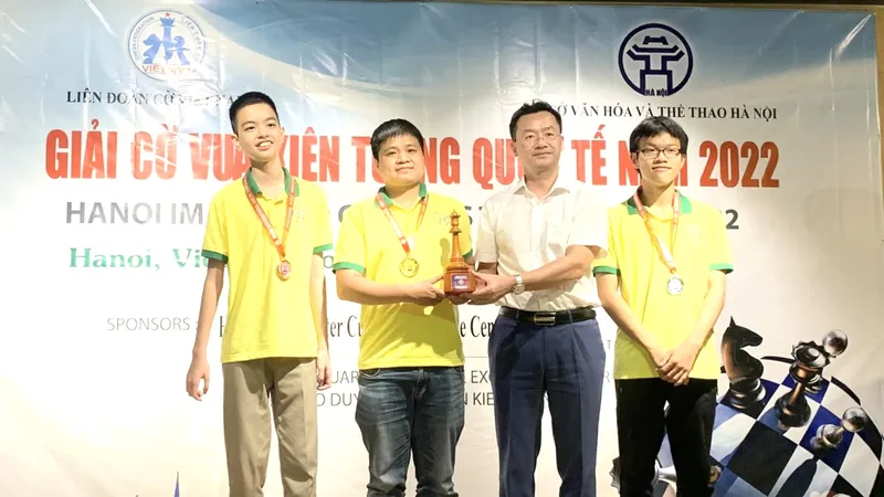 Lãnh đạo Sở VH-TT Hà Nội đã trao thưởng cho các kỳ thủ đạt thành tích tại giải trong lễ bế mạc. Ảnh: BTC