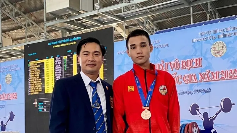 Cựu lực sĩ Hoàng Anh Tuấn (trái) giờ đã là một trọng tài và HLV ở các giải cử tạ trong nước. Ảnh: HA.TUẤN